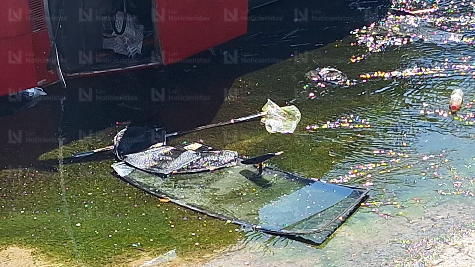 Conductor cae con todo y vehículo a un canal en el sector Capistrano, Culiacán