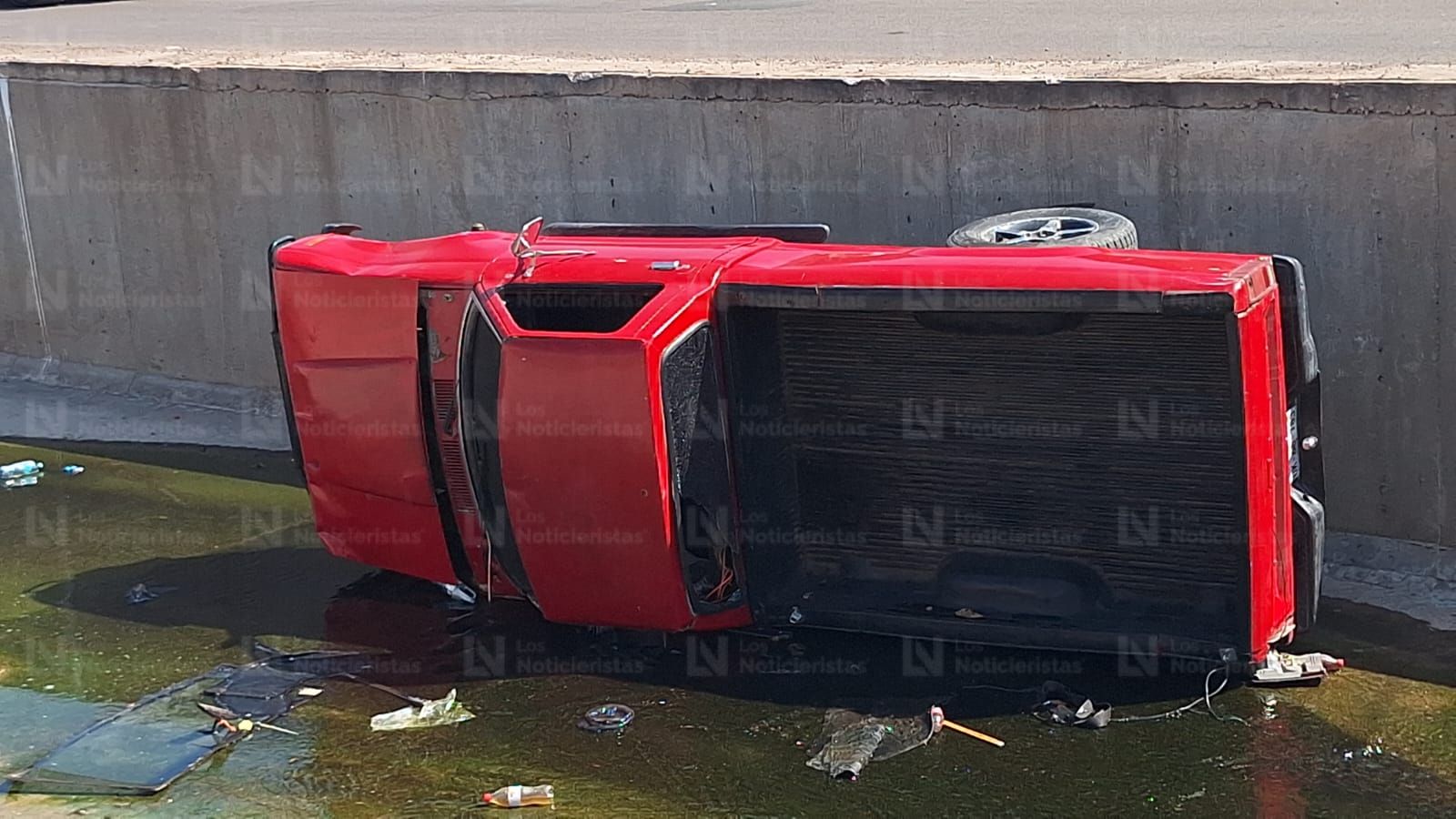 Conductor cae con todo y vehículo a un canal en el sector Capistrano, Culiacán