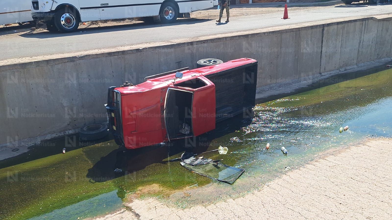 Conductor cae con todo y vehículo a un canal en el sector Capistrano, Culiacán