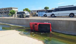 Tras echarle el carro a unos militares en Capistrano de Culiacán, hombre cae a canal pavimentado