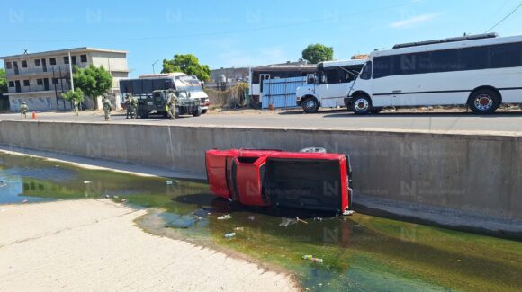 Tras echarle el carro a unos militares en Capistrano de Culiacán, hombre cae a canal pavimentado