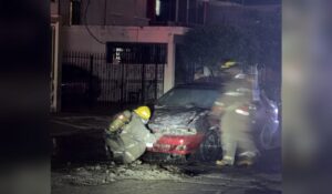 Se incendia vehículo en la Infonavit Macapule de Los Mochis, Sinaloa