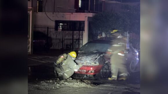 Se incendia vehículo en la Infonavit Macapule de Los Mochis, Sinaloa