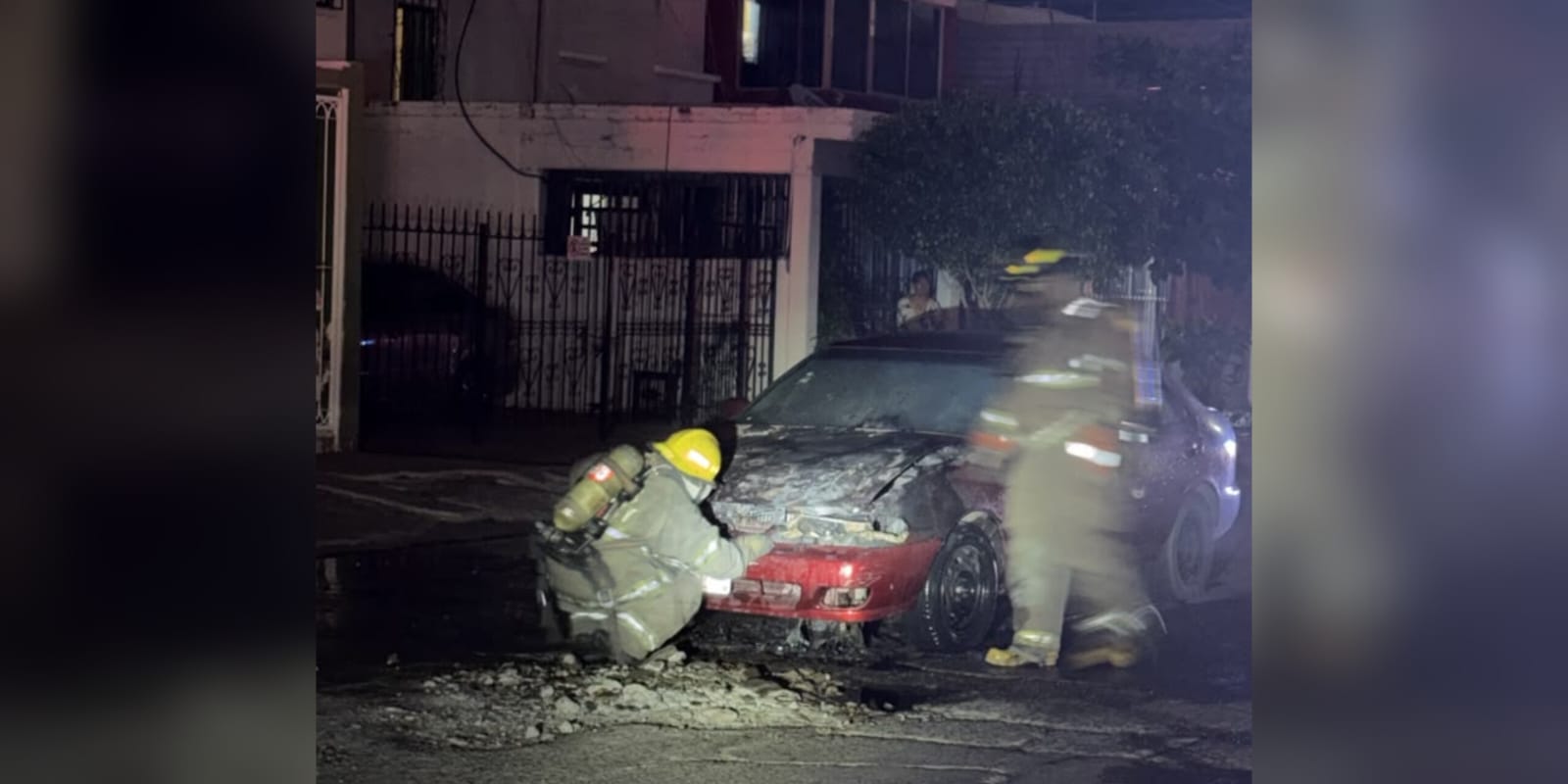 Carro arde en Los Mochis