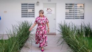 cecilia ramirez alcaldesa de guasave en viviendas bienestar