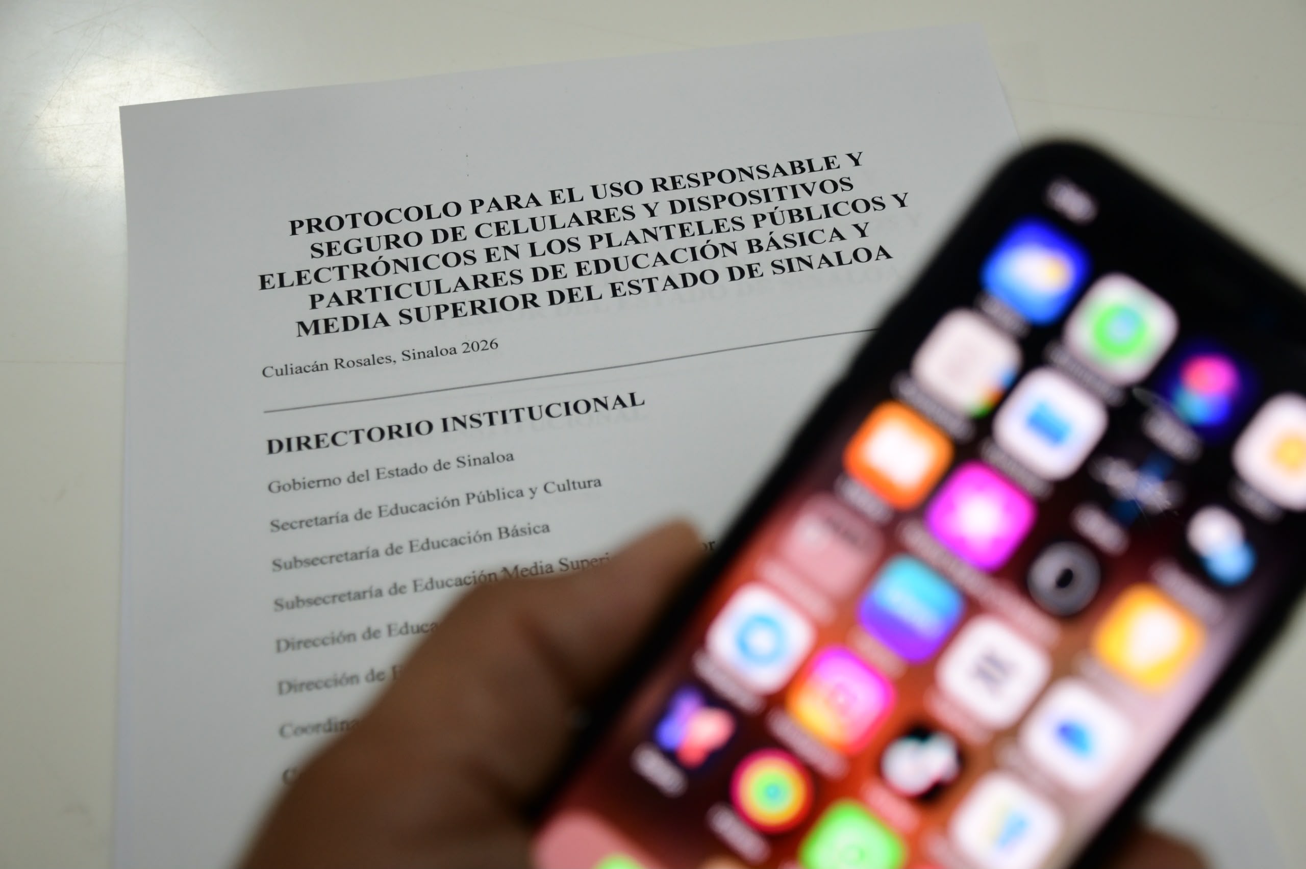 Regularán el uso del celular en las escuelas