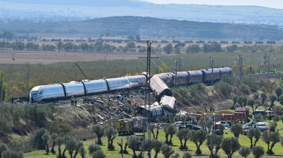 Fatal colisión de dos trenes de alta velocidad en Toledo, España deja decenas de fallecidos