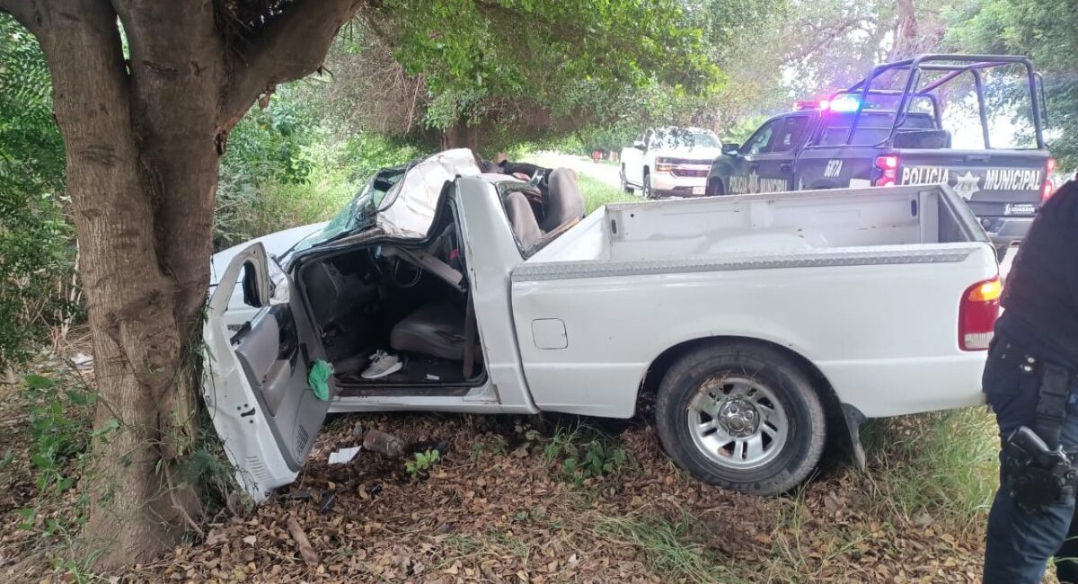 Rescatan a mujer prensada tras chocar camioneta contra un árbol en Tamazula, Guasave, Sinaloa