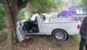 Rescatan a mujer prensada tras chocar camioneta contra un árbol en Tamazula, Guasave, Sinaloa