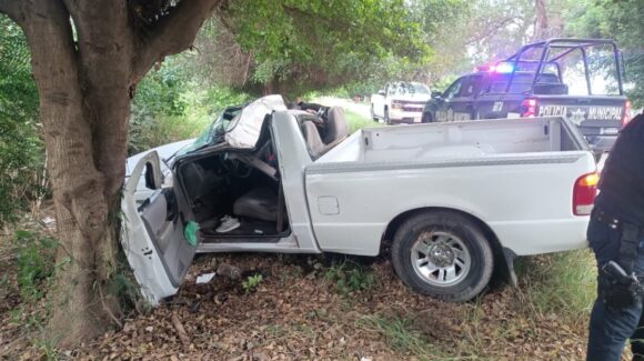 Rescatan a mujer prensada tras chocar camioneta contra un árbol en Tamazula, Guasave, Sinaloa