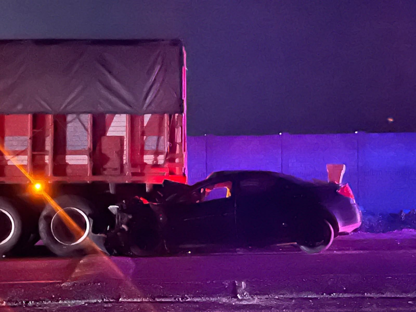 Choque entre auto y tráiler en Guasave, Sinaloa
