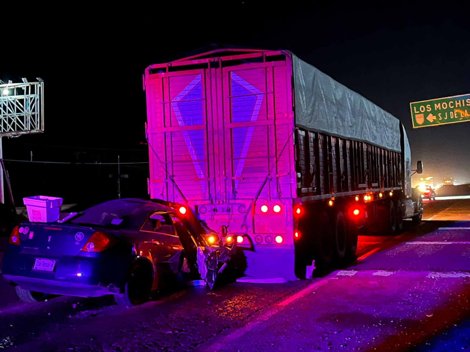 Choque entre auto y tráiler en Guasave, Sinaloa