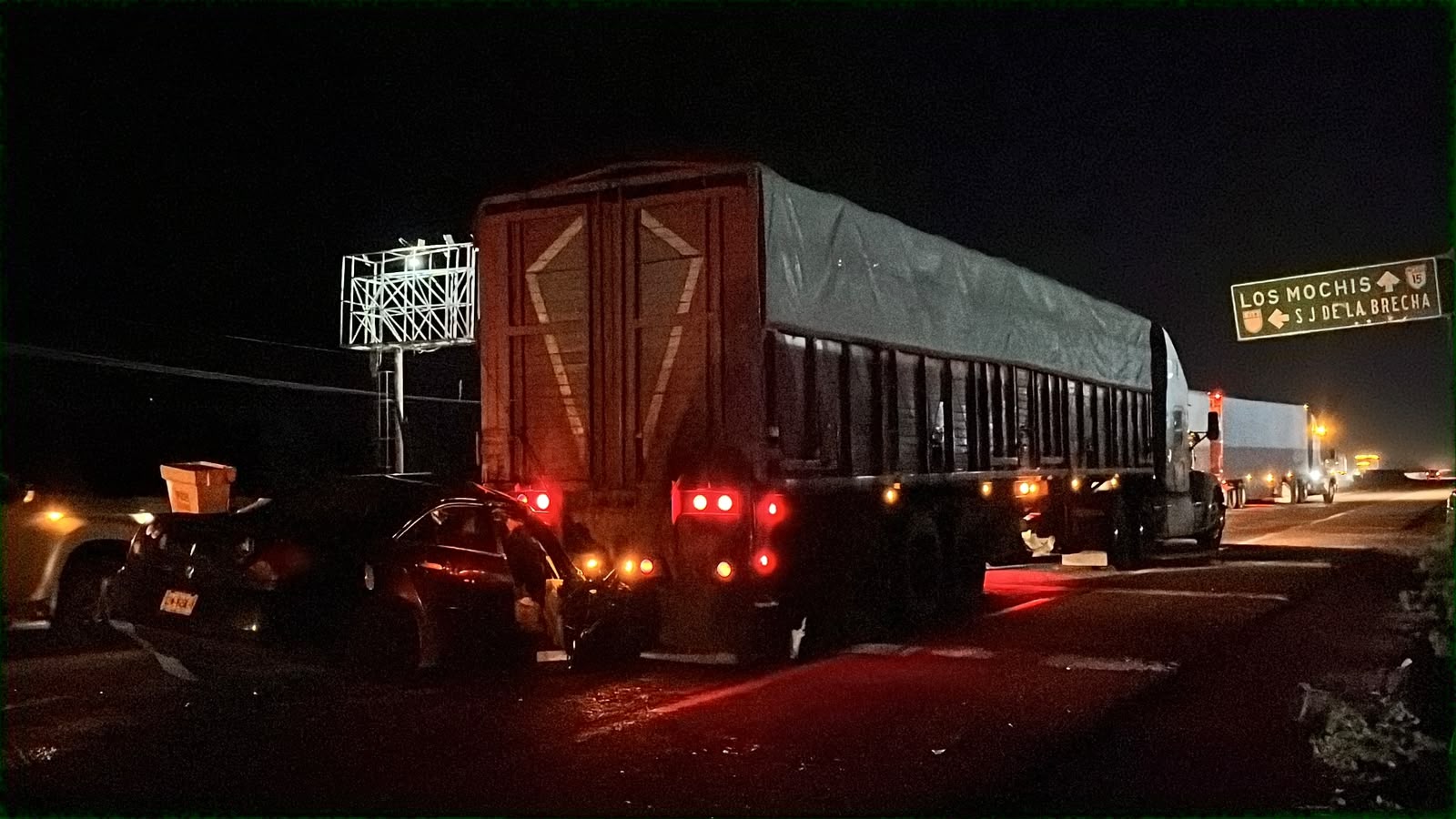 Choque entre auto y tráiler en Guasave, Sinaloa