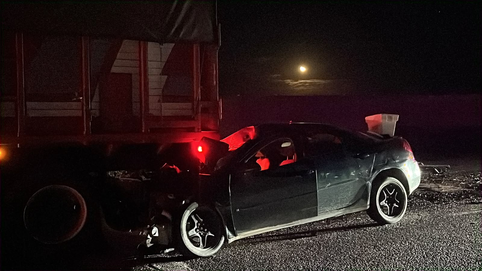 Choque entre auto y tráiler en Guasave, Sinaloa