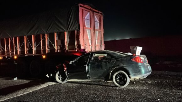 Conductor resulta lesionado tras choque contra tráiler en la México 15, en Guasave, Sinaloa