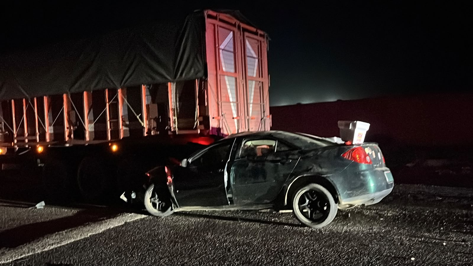 Choque entre auto y tráiler en Guasave, Sinaloa