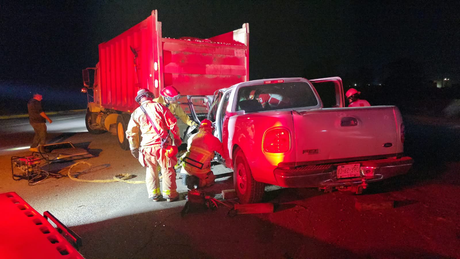 Choque entre camioneta y camión de carga en Guamúchil