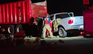 Hombre queda prensado tras chocar contra camión de carga en la México 15, a la salida norte de Guamúchil