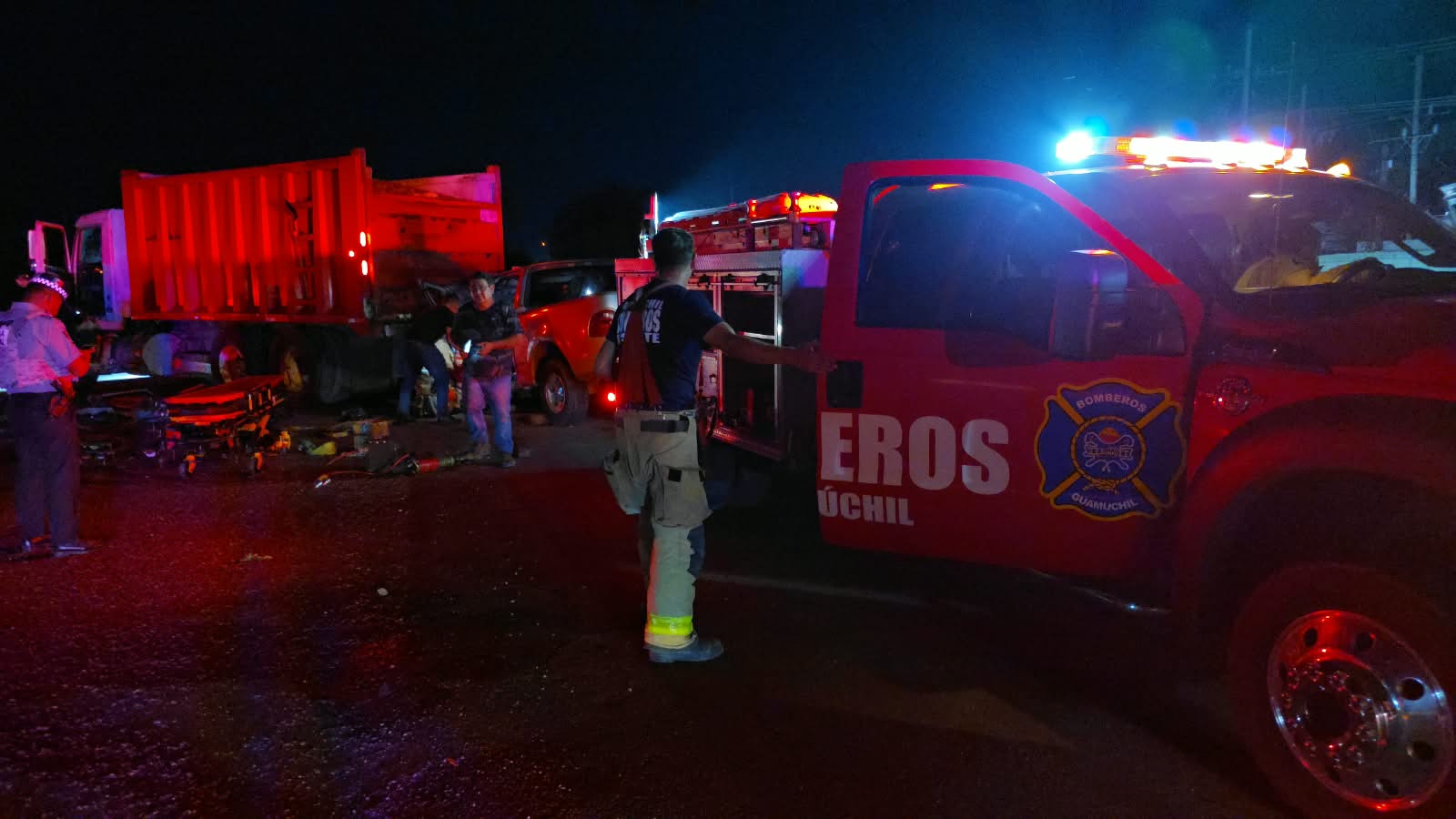 Choque entre camioneta y camión de carga en Guamúchil