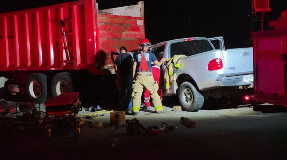 Hombre queda prensado tras chocar contra camión de carga en la México 15, a la salida norte de Guamúchil