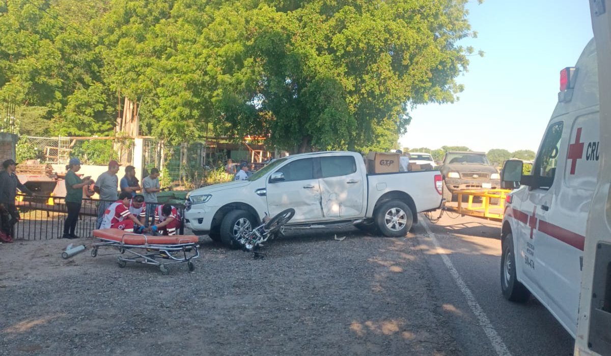 Choque entre moto y auto en Guasave