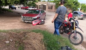 Choque entre automóvil y motocicleta deja solo daños materiales en Los Ángeles del Triunfo, Guasave, Sinaloa