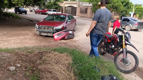Choque entre automóvil y motocicleta deja solo daños materiales en Los Ángeles del Triunfo, Guasave, Sinaloa