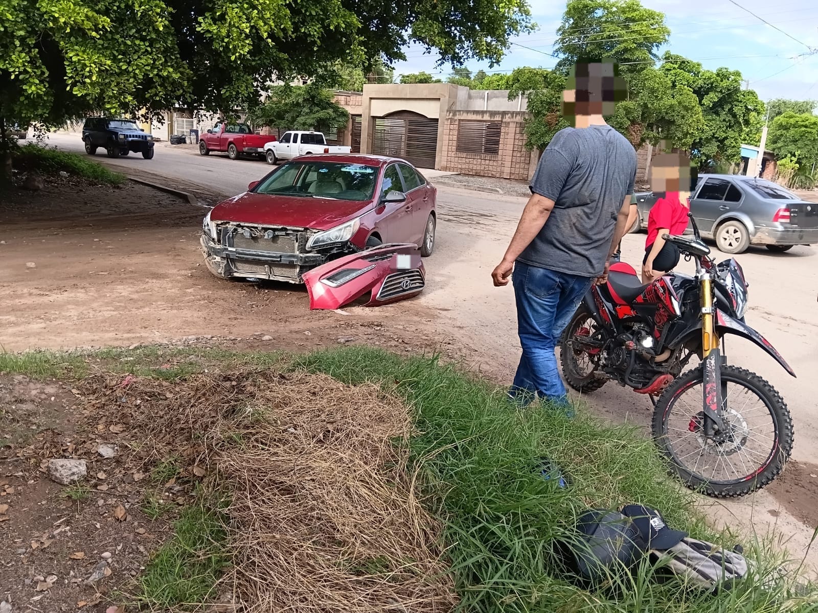 Choque entre moto y auto en Los Ángeles del Triunfo, Guasave