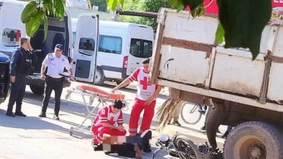 Motociclista resulta lesionado tras chocar contra camión del Ayuntamiento en Guasave, Sinaloa