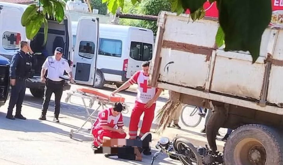 Choque entre motociclista y camión del Ayuntamiento de Guasave