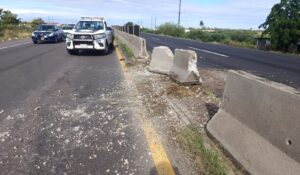 Tractocamión se impacta contra muro de contención en la México 15, en La Vigencita, Guasave