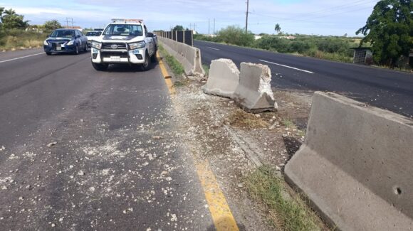 Tractocamión se impacta contra muro de contención en la México 15, en La Vigencita, Guasave