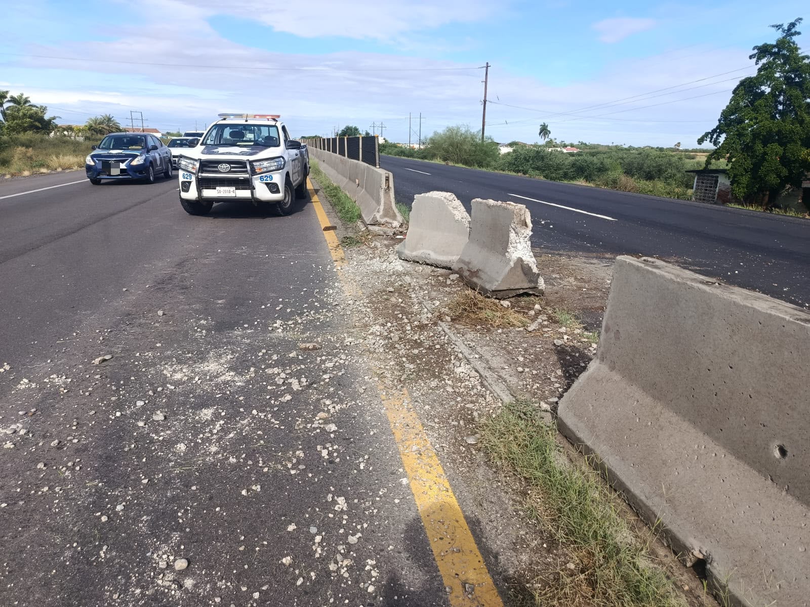 Tractocamión se impacta contra muro de contención en la México 15, en La Vigencita, Guasave