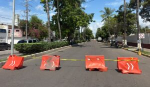 ¡No sólo es el Malecón! Hundimiento obliga a cerrar un carril de la avenida Emilio Barragán en Mazatlán, Sinaloa