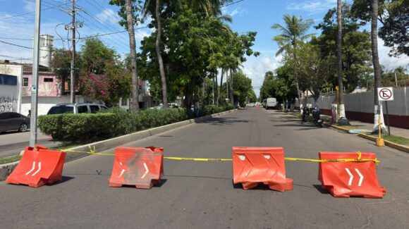 ¡No sólo es el Malecón! Hundimiento obliga a cerrar un carril de la avenida Emilio Barragán en Mazatlán, Sinaloa