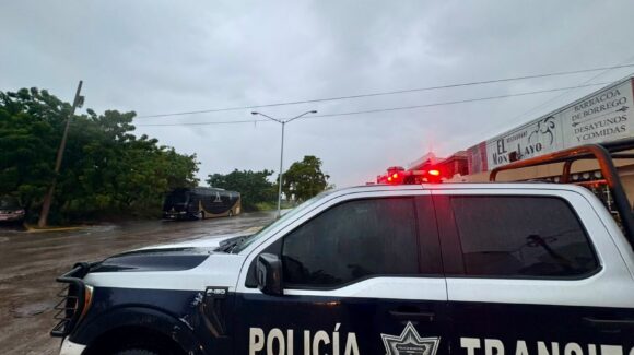 Lluvias complican el tránsito en Mazatlán, Sinaloa; cierran avenidas en varios sectores
