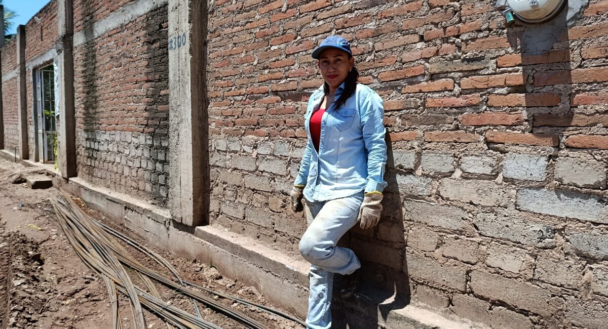 Manos que edifican, corazón que enseña: la historia de Claudia, ayudante de albañil en Quilá