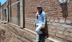Manos que edifican, corazón que enseña: la historia de Claudia, ayudante de albañil en Quilá