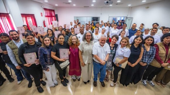 Clausura Graciela Domínguez cursos de corte de cabello en Cristo Rey, Escuinapa; 16 mujeres reciben constancias