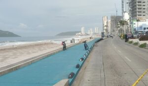 Cierran tramo del Malecón de Mazatlán, Sinaloa, por grietas y daños; habilitan rutas alternas