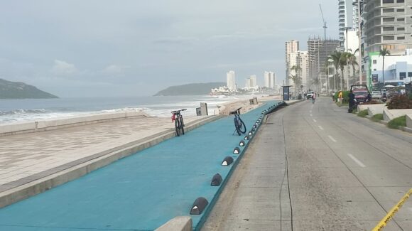Cierran tramo del Malecón de Mazatlán, Sinaloa, por grietas y daños; habilitan rutas alternas