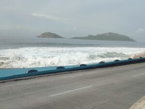 Colapsa tramo de malecón de Mazatlán