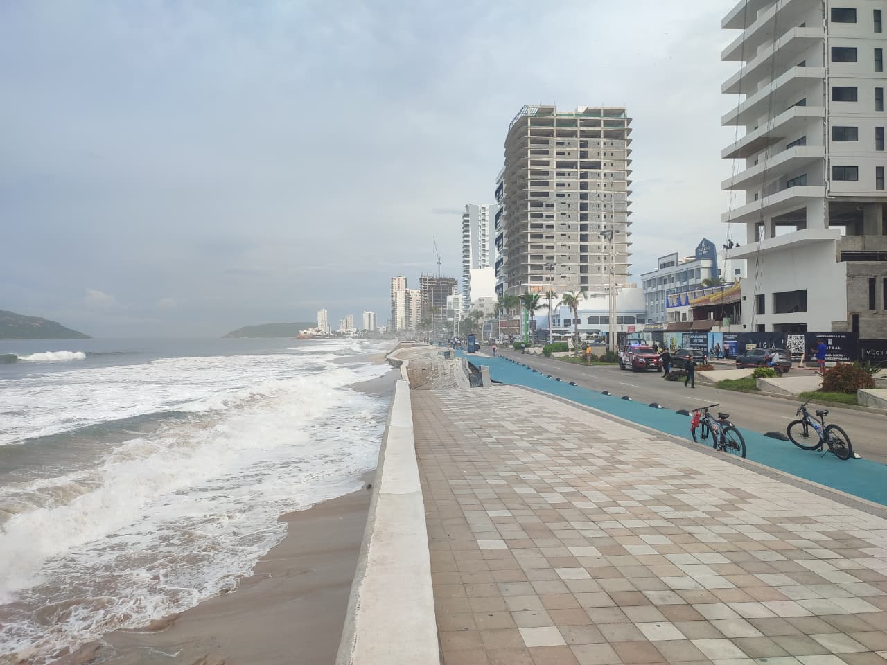 Colapsa tramo de malecón de Mazatlán
