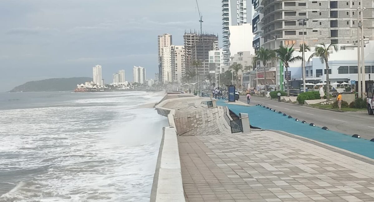 Colapsa otra parte del malecón de Mazatlán; banqueta, ciclovía y avenida son afectadas por oleaje