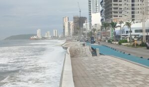 Colapsa otra parte del malecón de Mazatlán; banqueta, ciclovía y avenida son afectadas por oleaje