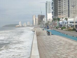 Colapsa tramo de malecón de Mazatlán
