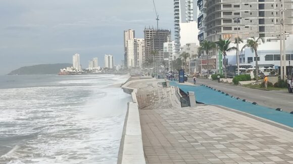 Colapsa otra parte del malecón de Mazatlán; banqueta, ciclovía y avenida son afectadas por oleaje