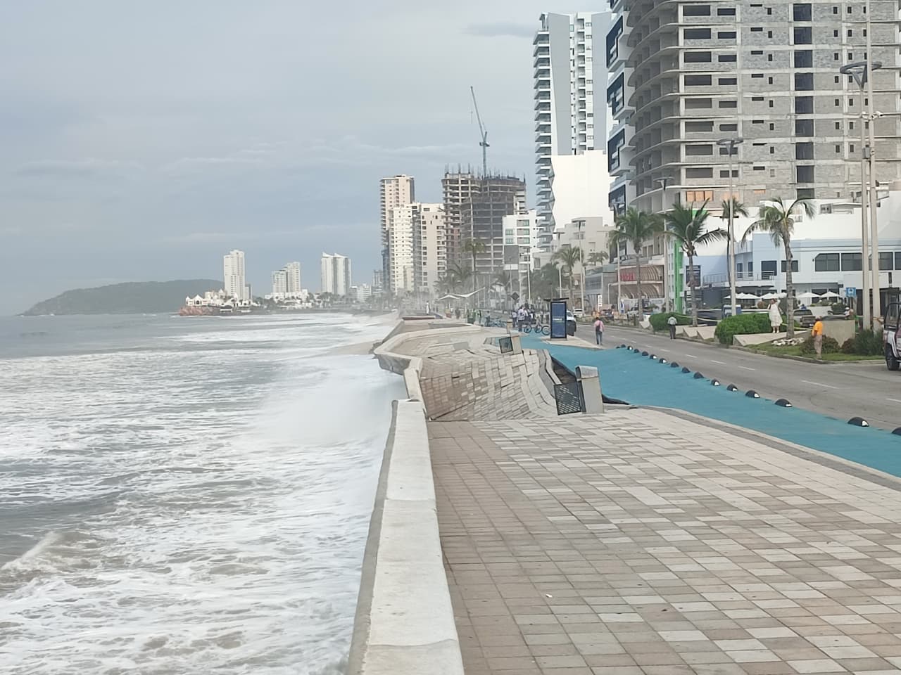 Colapsa tramo de malecón de Mazatlán