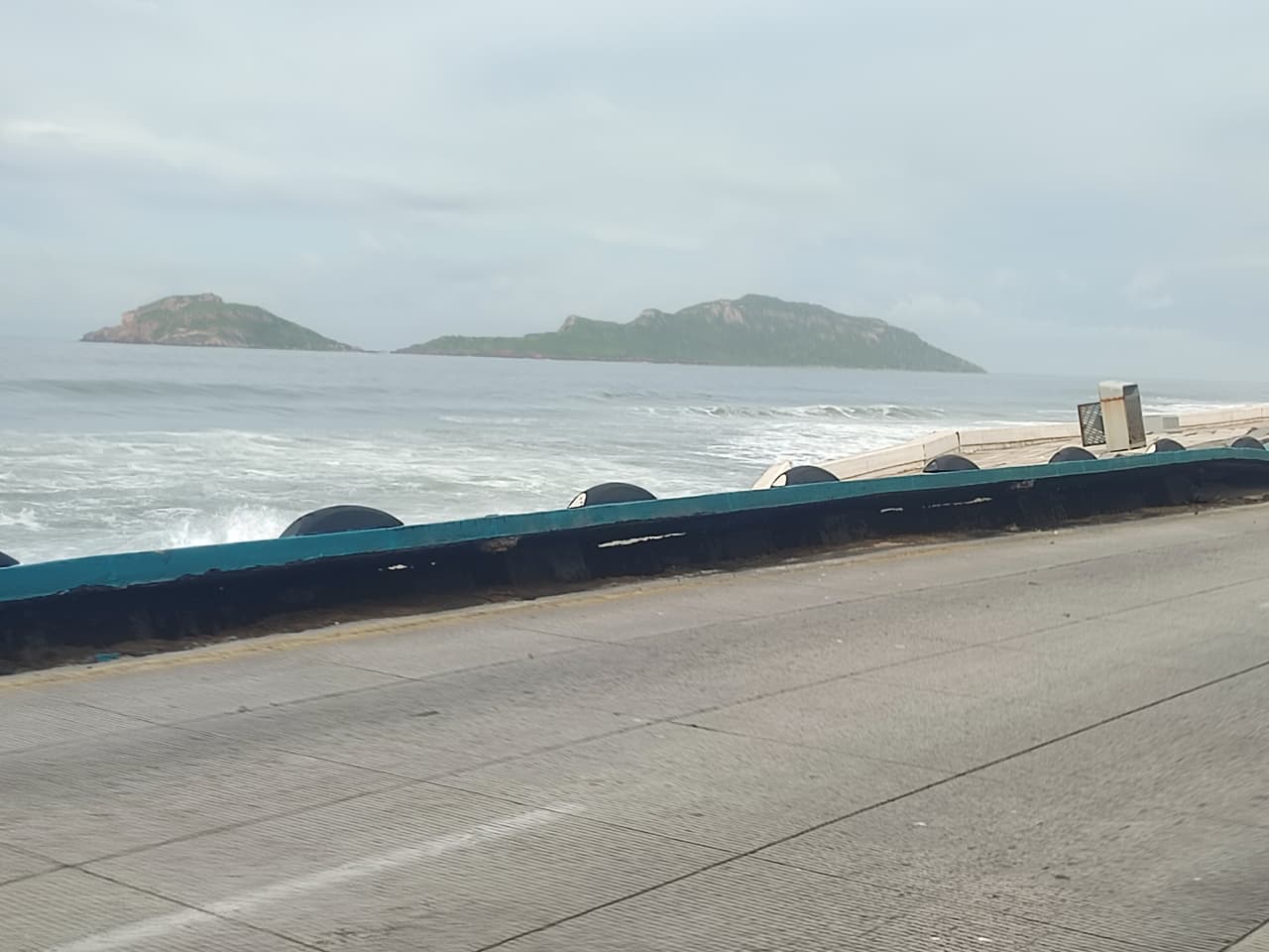 Colapsa tramo de malecón de Mazatlán