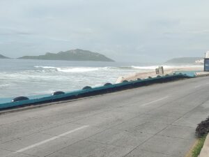 Colapsa tramo de malecón de Mazatlán